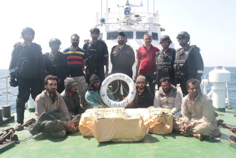 'भारतीय तटरक्षक बल ने अरब सागर में लगभग 480 करोड़ रुपये का नशीला पदार्थ ले जा रही एक पाकिस्तानी नाव को पकड़ा'